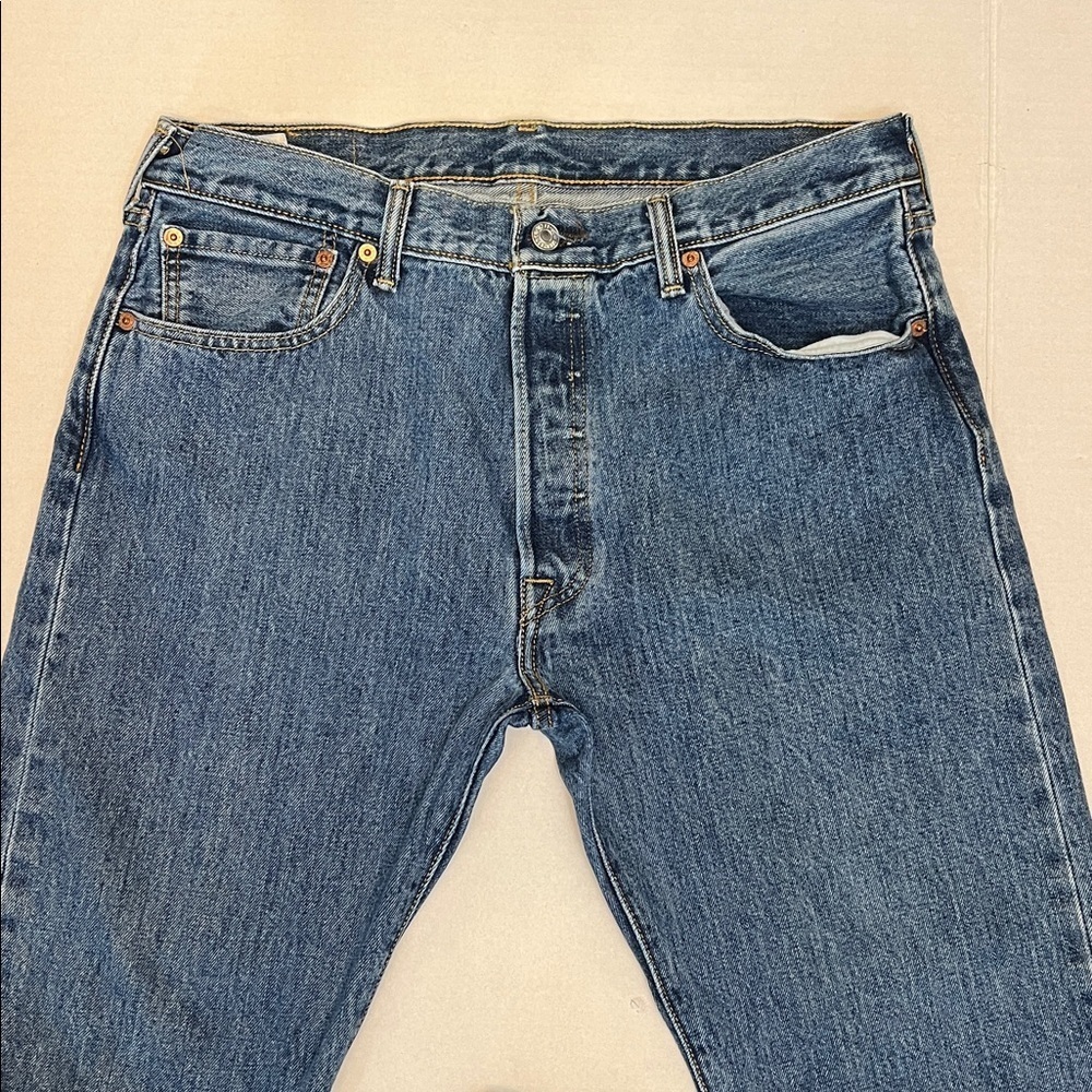 LEVI’S 501 MENS MEDIUM WASH STRAIGHT LEG JEANS 34x29 - Picture 2 of 16